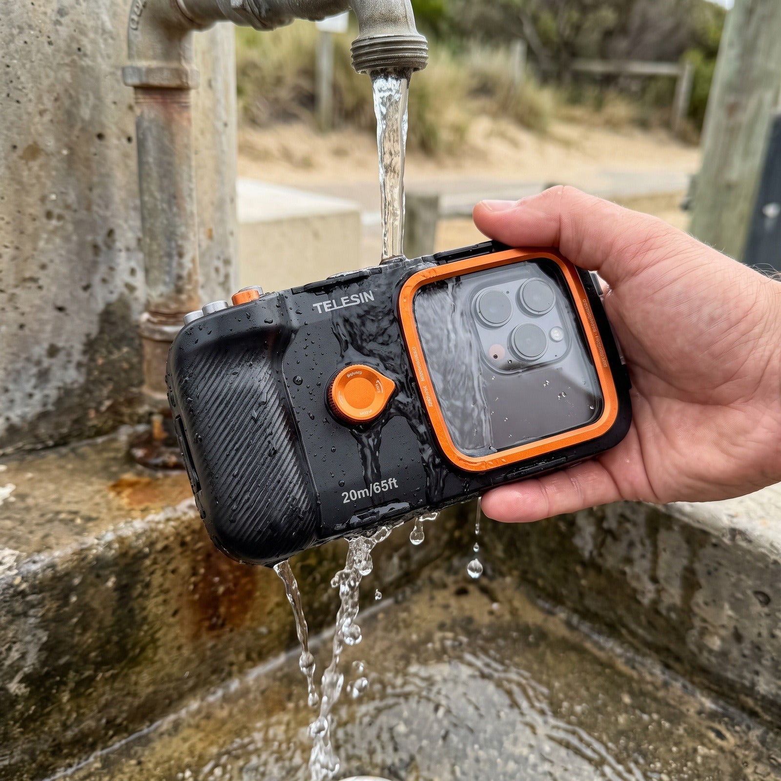Rinsing the closed Tideglass housing with fresh water